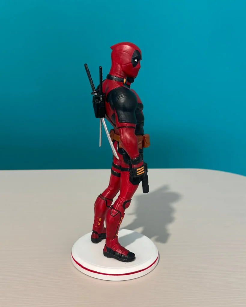 El Boyaması Deadpool Tarzı Koleksiyon Figürü görsel 3