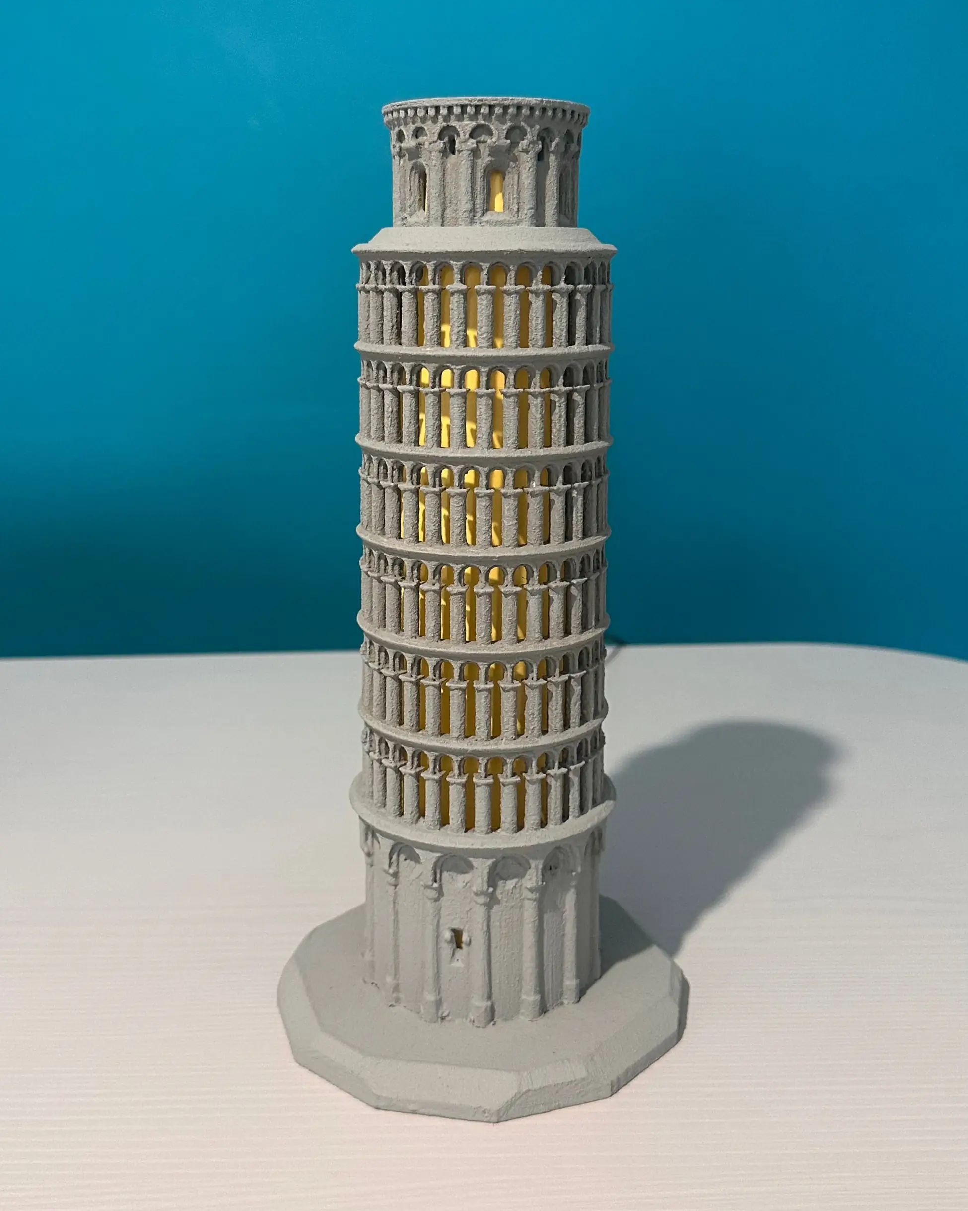 Beton Dokulu Pisa Kulesi LED Masa Lambası – Premium Koleksiyon (25 cm) – Ev Dekorasyonu